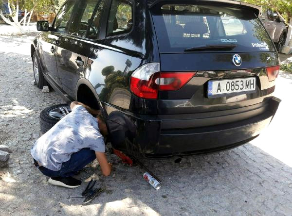 Araçlarına Zarar Verdikleri Gurbeçileri Dolandıran Çift Yakalandı