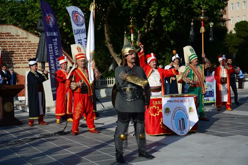 Berber ve Kuaförlere Troia Yılı Temalı Önlük Hediye Edildi