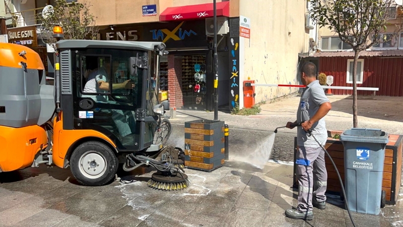 Çanakkale Belediyesi Çarşı Bölgesi'nde Temizlik Çalışmaları Başlattı