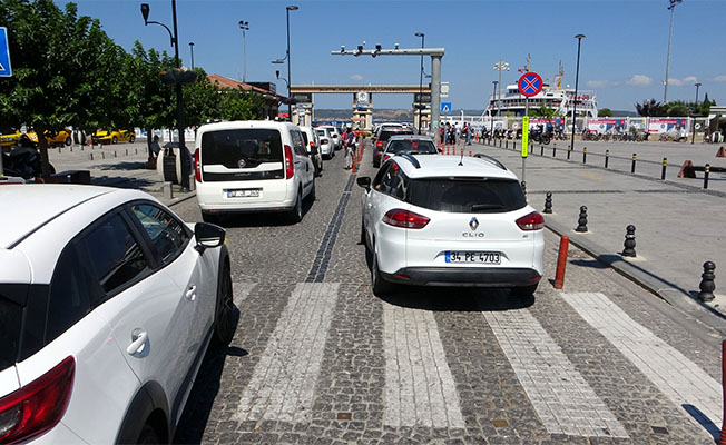 Çanakkale Feribot İskelesinde Tatilcilerin Dönüş Yoğunluğu Sürüyor