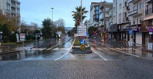 Çanakkale'de Cadde ve Meydanlar Boş Kaldı