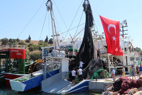 Çanakkale'de Gırgır Tekneleri, Yeni Av Sezonu İçin Uğurlandı