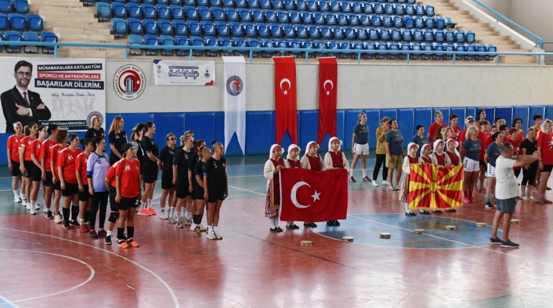 ÇOMÜ’de Spor Dostu Kampüs Atmosferinde Uluslararası Veteran Hentbol Şenliği Tamamlandı