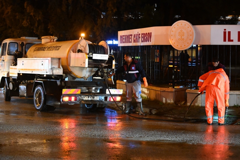 Kuvvetli Yağışta Çanakkale Belediyesi Ekipleri Saha Çalışmalarını Aralıksız Sürdürdü