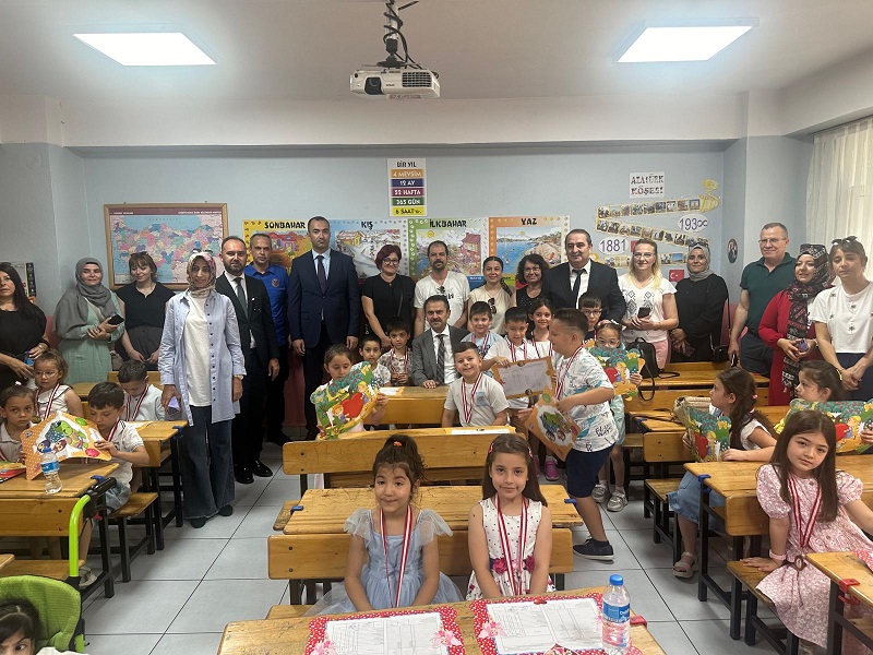 Vali Aktaş, Arıburun İlkokulunda Öğrencilerin Karne Heyecanına Ortak Oldu