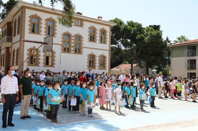 Vali İlhami AKTAŞ, Öğrencilerin Karne Sevincine Ortak Oldu