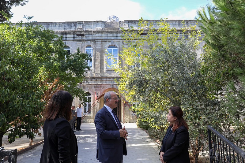 Vali Toraman, Çanakkale Öğretmenevi ve Akşam Sanat Okulu’nu Ziyaret Etti