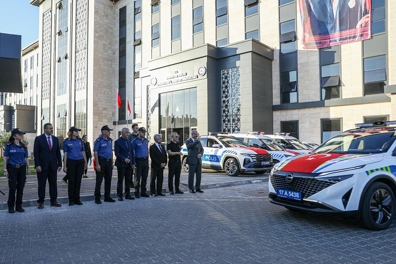 Vali Toraman, Emniyet Teşkilatına Tahsis Edilen Yeni Araçların Teslim Törenine Katıldı