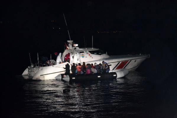 Yunanistan'ın Ölüme Terk Ettiği 31 Kaçak Göçmen Kurtarıldı