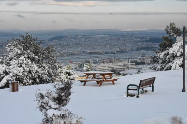 Çanakkale Beyaza Büründü; Üniversiteliler Kar Topu Oynadı