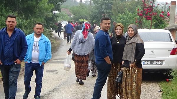 Yağmur Altında 'Aşıklar Sokağı Geleneği'