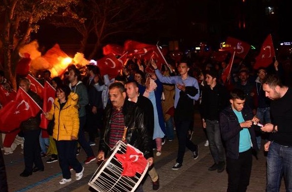 Çanakkale'de Davullu Zurnalı Referandum Kutlaması