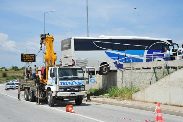 Geri Kayan Otobüs Duvarda Asılı Kaldı