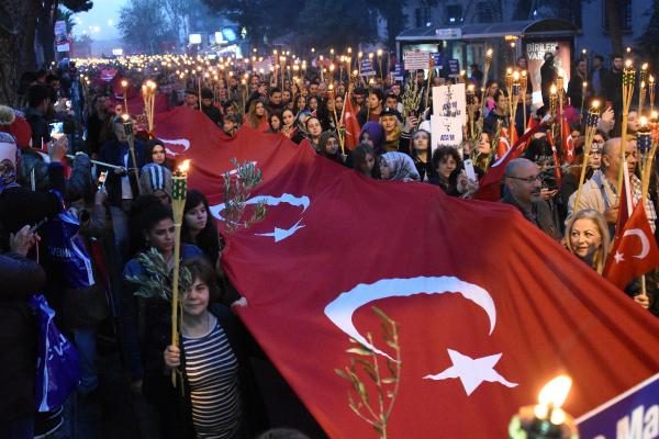 Meşaleler Çanakkale Şehitleri İçin Yandı