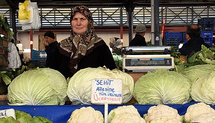 Pazar Tezgahındaki Ürünler, Şehit Aileleri ve Yakınlarına Ücretsiz