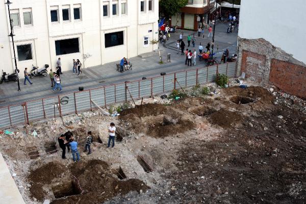 Zeminden çıkan eserler inşaat çalışmasını durdurdu