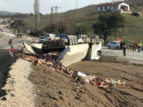 Çanakkale'de TIR Virajda Devrildi; Şoför Yaralandı