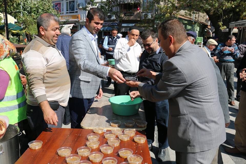 Başkan Arslan Halka Aşure Dağıttı