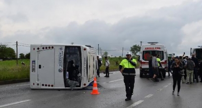 Çanakkale'de üniversite öğrencilerini taşıyan minibüs devrildi: 25 yaralı