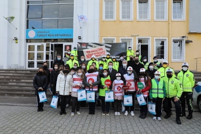 ‘Okul Geçidi Görevlisi’ Öğrenciler Vazife Başında