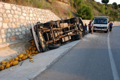 Virajı alamayan kamyon yola devrildi